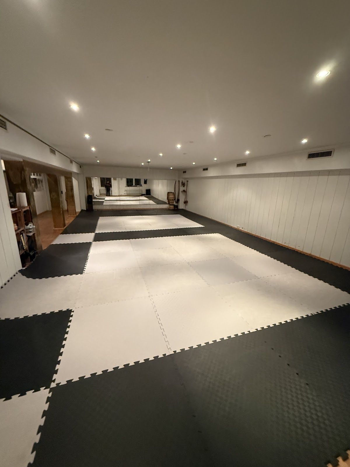 Trainingshalle mit schwarzer Mattenfläche in der Lachnerstraße